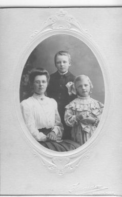 B025 - Hannah and children Alfred and Annie Hope